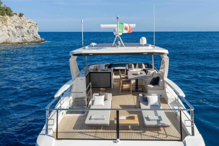 navetta 58 aft flybridge deck with furniture