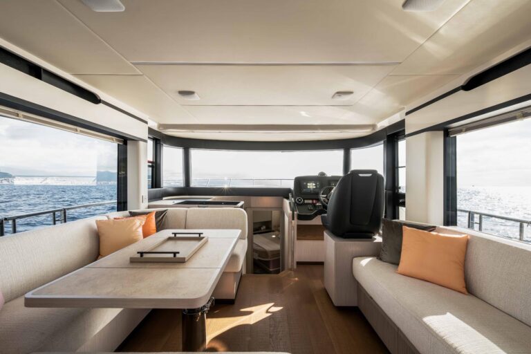 salon dining area and sofa in absolute navetta 50